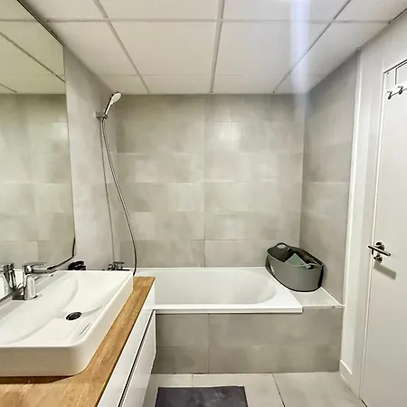 Oasis 325, Apartment *